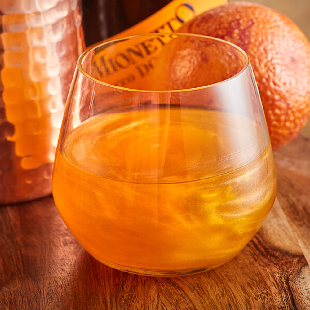 Cocktails Orange Avec Des Paillettes Sur Fond Blanc. Copie Espace